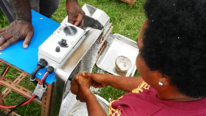CZZ2208-2016-Vanuatu-Râpe coco (4) © D.Richard, FFEM